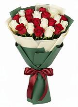 Букет Микс из красных и белых роз в Марьинской
