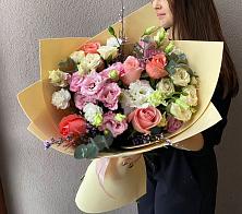 Букет цветов из:  Розы, Лизиантусы и Гвоздики #REPLACE_PRED# Марьинской