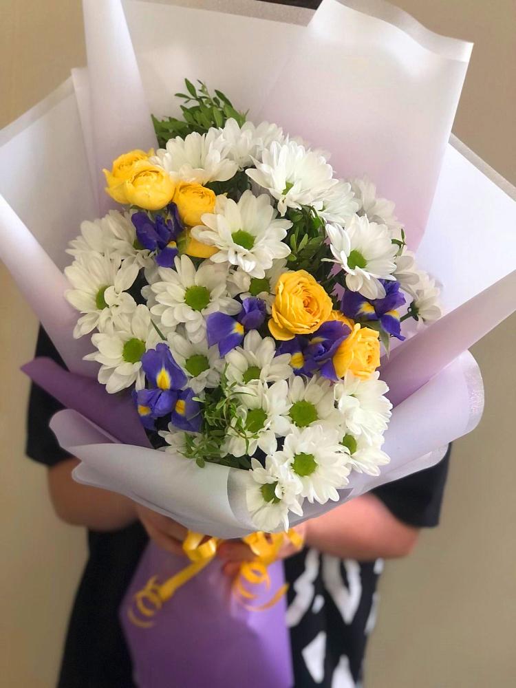 Букет цветов из: Ирисы, Хризантемы и Розы в Марьинской