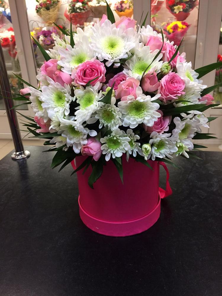 Цветочная композиция из Розы и Хризантемы в шляпной коробке в Марьинской