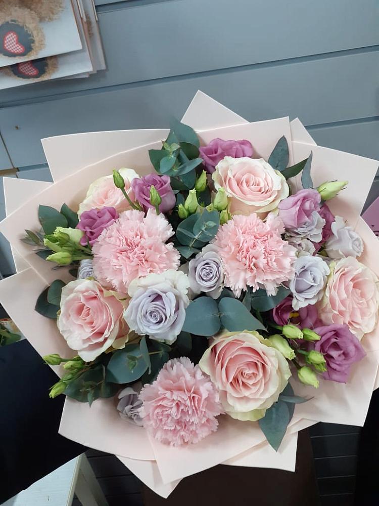 Букет цветов из: Розы, Гвоздики и Лизиантусы в Марьинской