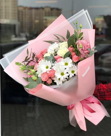Букет цветов из: Розы, Лизиантусы и Хризантемы в Марьинской