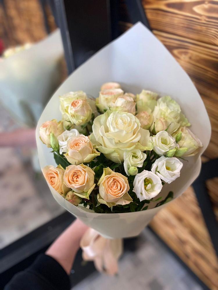 Букет цветов из: Розы и Лизиантусы в Марьинской